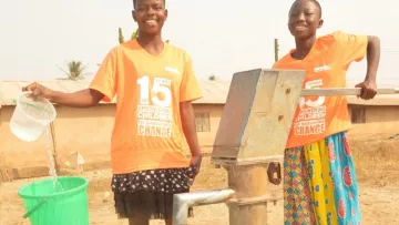 Kinder vor einem neuen Pumpbrunnen in Ghana