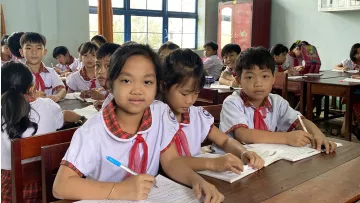 Kinder in einer Schule in Vietnam