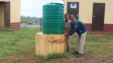 Kind mit neuem Wassertank in Eswatini