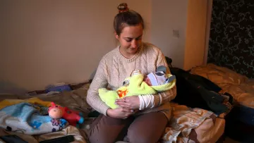 Irina aus der Ukraine mit neugeborenem Kind