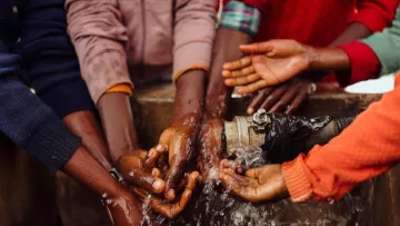 WASH Brunnen Kinderhände