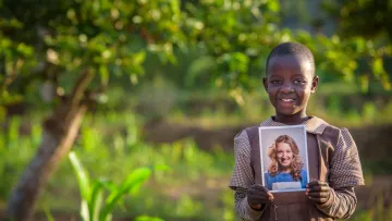 Patenkind mit Foto einer Patin
