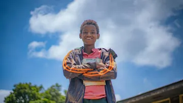 Junge mit Bücherstapel