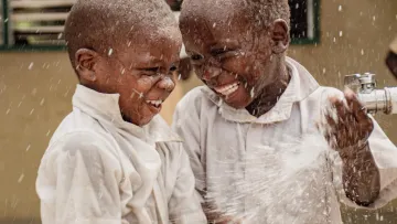 Zwei Jungen am Wasserhahn