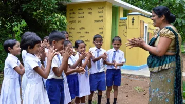 Mädchen vor einer Toilette