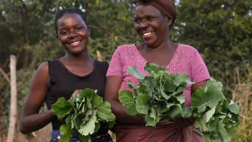 2 Frauen mit ihrer Ernte
