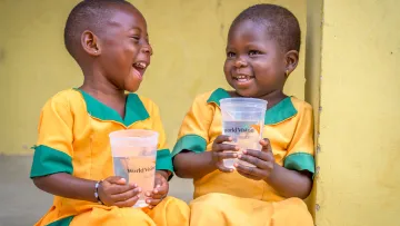 Mädchen mit Trinkwasserbechern