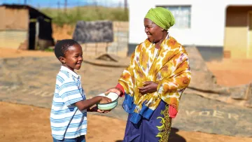 Kind mit Mutter in Eswatini