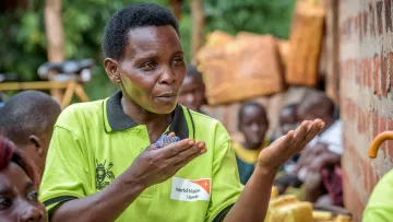 Eine Gesundheitsarbeiterin während einer Schulung