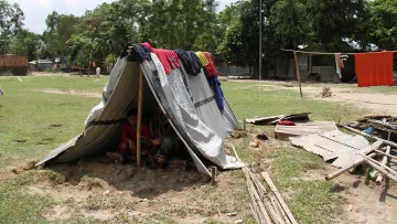 World Vision verteilt Kleidung und Zelte