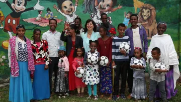 Patin Sabine mit Patenkindern und ihren Familien