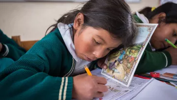 Die Schülerinnen konzentrieren sich auf ihre Aufgaben