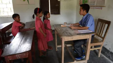 Lehrer beim Unterricht in Indien. 