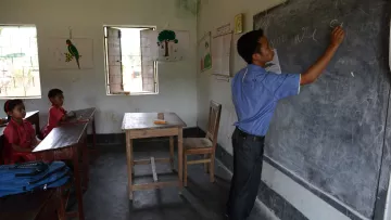 Lehrer beim Unterricht in Indien.
