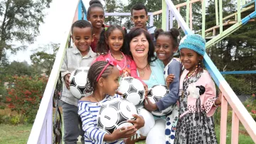 Patin zu Besuch bei ihren Patenkindern