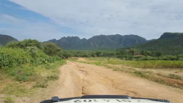 Straße in Kenia, die eher an einen Feldweg erinnert.  