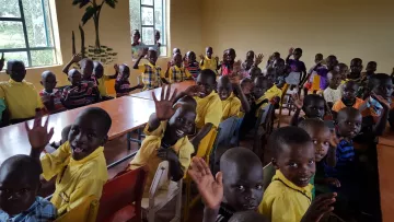 Schulkinder in Kenia sitzen stolz in ihrer Klasse.