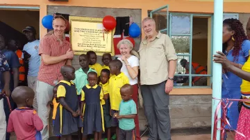 Eröffnungsfeier einer Schule in Kenia, die durch die Unterstützung von World Vision Paten errichtet wurde.