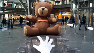 Protestaktion von World Vision am Hauptbahnhof Berlin