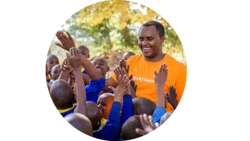 Unternehmenskooperationen - World Vision Mitarbeiter mit Kindern