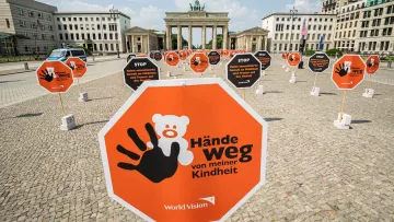 Protestaktion Hände weg von meiner Kindheit