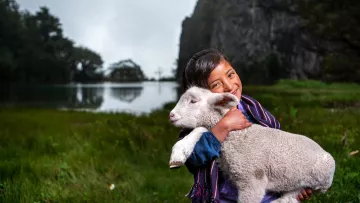 Gutes Geschenk - Evelyn umarmt ihr Schaf