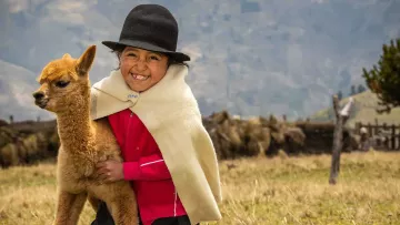 Mädchen mit Alpaka im Arm