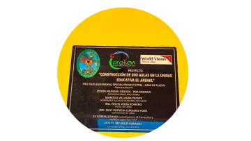 Tafel am Eingang der Schule