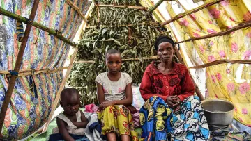 Geflüchtete Mutter mit Kindern in der Demokratischen Republik Kongo