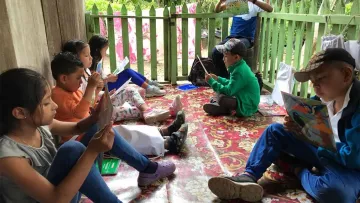 Kinder in einem Leseclub in Nicaragua