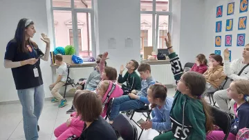 Kinder im Klassenraum mit Lehrerin