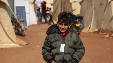 Junge in einem Geflüchtetenlager in Syrien nach dem Erdbeben
