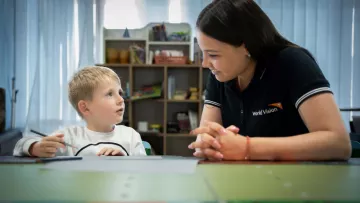 World Vision Mitarbeiterin in der Ukraine mit Kind
