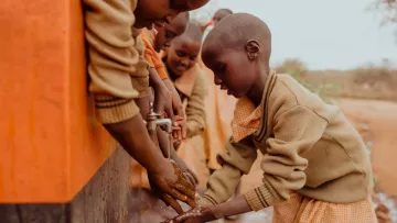 Kinder waschen Hände