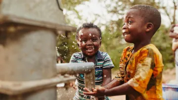 Patenkinder mit sauberem Trinkwasser