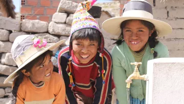 Gruppenfoto von drei Kindern aus Los Chacos