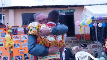 Patenkind Diego und Pate Volkmar begegnen sich das erste Mal