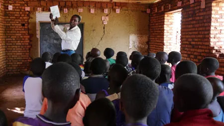 Kinder lernen und lesen gemeinsam in der Klasse
