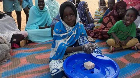 Kinder waschen sich ihre Hände
