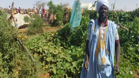 Ein Mann bewässert seinen Garten den er durch die Unterstützung von World Vision anlegen konnte
