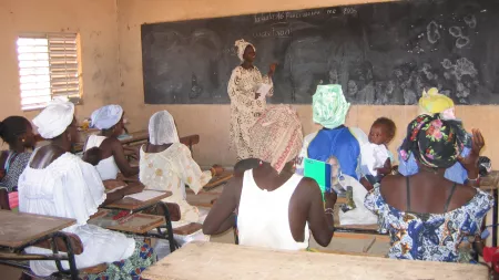 Eine Gruppe von Menschen lernt in der Schule