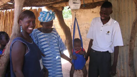 Ein Baby wird gewogen