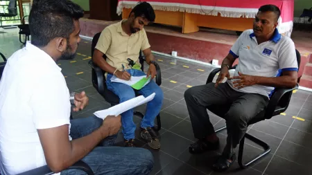 Menschen beraten über ökonomische Unabhängigkeit