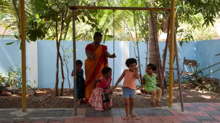 Kinder spielen auf dem Spielplatz der von World Vision finanziert wurde