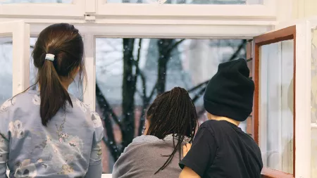 Theorie und Praxis: kinder schauen aus dem Fenster