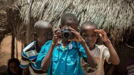 Kinder fotografieren mit einer selbstgebastelten Kamera