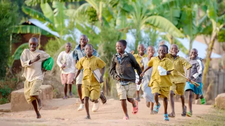 Kinder freuen sich und rennen gemeinsam
