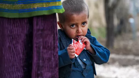 Kind mit Nahrungspaket