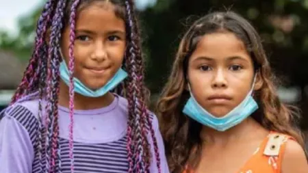 Flüchtlingskinder mit Schutzmaske