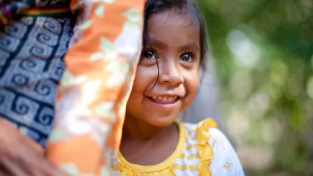 Mädchen hinter ihrer Mutter